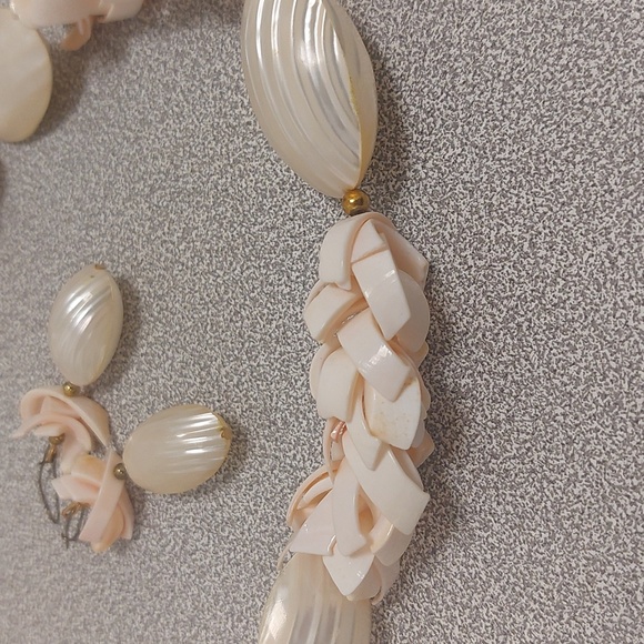Hawaiian Style Pale Pink Shell Necklace and Matching Earrings - Picture 7 of 16